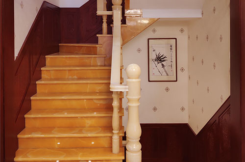 九所镇中式别墅室内汉白玉石楼梯的定制安装装饰效果